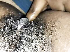 die junge indische desi-bhabhi wird von ihrem nachbarfreund gefickt, wenn ihr mann bei der arbeit ist. indisches desi hindi schmutziges bf-video