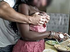 femme au foyer milf chaude ébène pestait dans la cuisine en faisant un gros gâchis!
