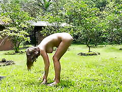 une yogi enceinte se fait prendre pendant un yoga nu en plein air-grey desire
