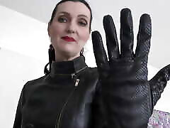 renifler des gants en white giek grinçants, la main sur la bouche lady victoria valente branle les instructions pour les petites bites
