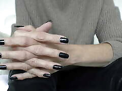 lady victoria valente - schöne hände, schwarze fingernägel, nahaufnahmen, joi