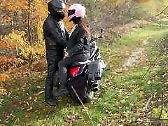 sex auf einem motorrad im herbstwald