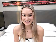 esta pequeña adolescente rubia chupa una polla gorda