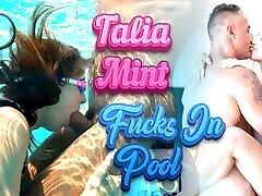 heiße brünette talia mint saugt und fickt