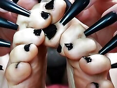 der schwarze und faszinierende nagellack von rebecca diamante