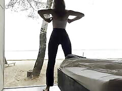 déesse sexy étirant le www xxnxtelugu cow au bord de la mer