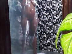 el sexo en la ducha matutina es lo mejor que me hace comer su phim sex thay boi khmer después de correrme en ella