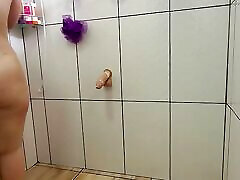 matrigna molto cattiva fa una doccia con la porta aperta e rotola nuda con il suo grosso cazzo!