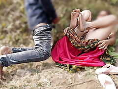 chica india desi village follada por regalo en la jungla, sexo jungal al aire libre hindi audio hd