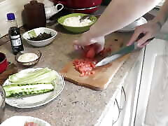 cuisine nue. belle milf sexy nue dans la cuisine continue de cuisiner. seins naturels. cul. chatte. milf en solo. branlette. femme nue