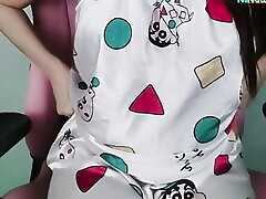 ninew ist ein thailändisches mädchen, das gerne mit ihrer neun spielt
