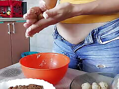 sinnliche behaarte frau in der küche. sexy mama, haarige muschi, großer arsch, nackt das haus staubsaugen. behaarte latina große brustwarzen