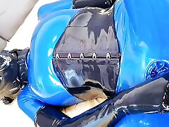 onlyfans teaser - analspielzeug im blauen latex-catsuit mit roten integrierten vaginal- und analkondomen!