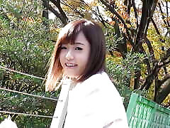 娇小的日本青少年皮卡，并得到第一个饼他妈的由老家伙在未经审查的日本色情