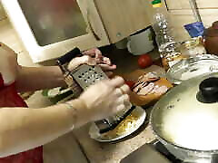 milf milfs boas continue de cuisiner dans la cuisine nue sans culotte et soutien-gorge en déshabillé transparent rouge. school bebi sex com seins naturels. and son 9 min cul
