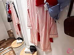 caméra dans une cabine dessayage! belle brune essaie des sous-vêtements!