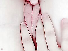 je viens de me réveiller, ouvrant sa chatte encore humide et serrée avec les fluides de la nuit