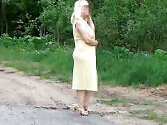 sommer milf geht nackt von der straße