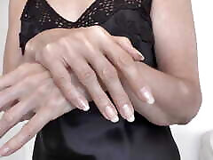 joi clip schöne hände und schwarzes seiden negligee lady victoria valente