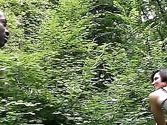 una impresionante corredora francesa es follada por el culo en el bosque por dos tíos