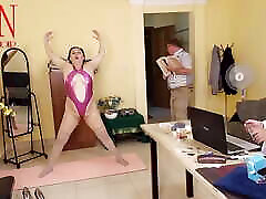 temps de yoga au bureau. regina noire. scène 6