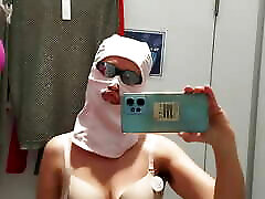 haarige brünette muschi, große titten, sinnliche behaarte frau in der küche. sexy mama, haarige muschi, großer arsch, staubsauger im leeren haus