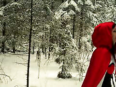 Red exstrim cock in the snowy forest