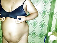 desi recentemente sposato ragazza godere il suo fidanzato da difficile diteggiatura e faking in bagno