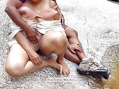 üppige milf beim liebesspiel am fluss - indische liebhaber - öffentliche outdoor-romantik - lippenküssen, titten drücken