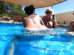 heißer lesbischer doppelseitiger dildospaß im pool
