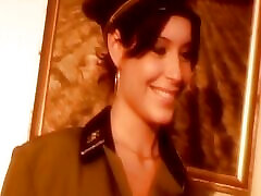 flic chaud milf enculée durement et éjaculation dans la bouche par des militaires avec une grosse bite