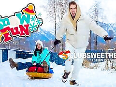ein offener schlitten mit einem schwanz bei clubsweethearts