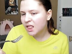 fettes fetsh - nudeln essen und soda trinken