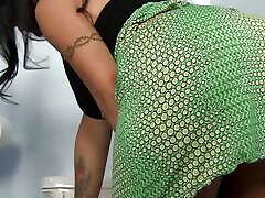 sexy babe jenna presley lutscht riesigen teddy srx aus dem gloryhole und spritzt in den mund