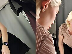 blonde nue aux gros seins essaie de transporter des vêtements sexy et transparents dans le dressing