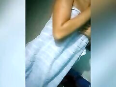 heißes teen 18 schulmädchen im tanga mit perfekten titten vor dem unterricht. hausgemachtes video
