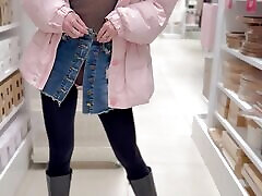 من تو مغازه راه ميرم و لباسم رو در ميارم