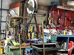 vends-ta-culotte-porno amateur français: les clients du garage se font réprimander et enculer par des mécaniciennes sexy