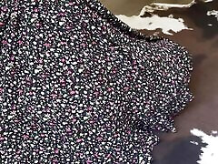 déesse sexy sétirant avec une robe courte