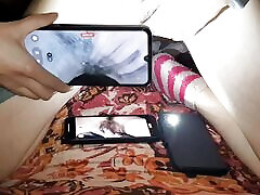 guardo la mia sorellastra mentre fa un video per un sito porno e si masturba