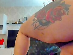 tätowiertes webcam-girl in aktion