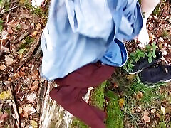 femme complètement nue dans la forêt-brosse dans le vagin