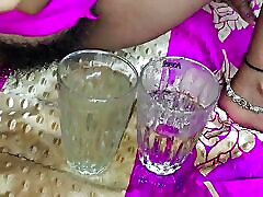 trinke pisse im glas bangala mädchen trinke pisse