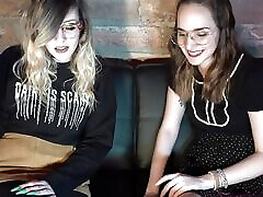 mikaila und nina&039;s hohe erwartungen - traummädchen in socken