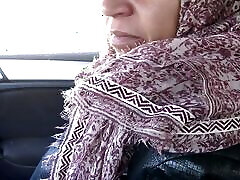 türkische muslimische frau gibt perversem amerikaner einen handjob in seinem auto