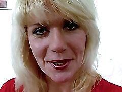 milf bionda dà sesso solo in lingerie seducente