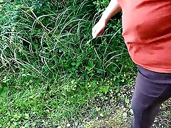 beim wandern ihre nackten brüste bestraft