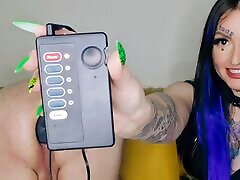 examen dun nouveau jouet sexuel. plug électrique anal pour le cul d&39; un esclave. dominatrice nika joue janine lindemulder big cock des vibrations électriques kapit bahay nag iyotan un esclave sexuel