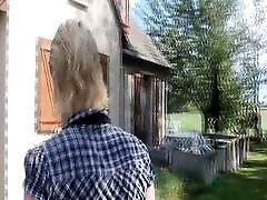 белокурая французская госпожа привязывает своего мужчину после того, как он трахнул горячую сучку-брюнетку