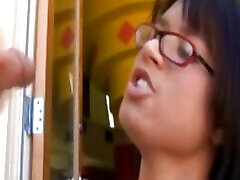 chica con gafas paja caliente